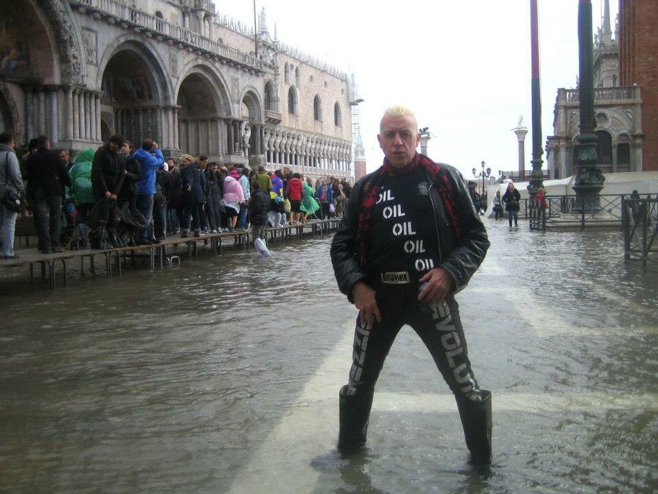 spizzenergi's tweet photo. @ChrisGPackham @Natures_Voice I’ll try but I’m busy in many places Venice needs me #walksonwater #omniscient #greenspizz #StopHS2 #NoHS2 #SEVD21 #ValentinesDay https://t.co/KT4SFYsFeZ @PunksXr @XRebellionUK @digidiane @MikScarlet https://t.co/EcOLETpvYx