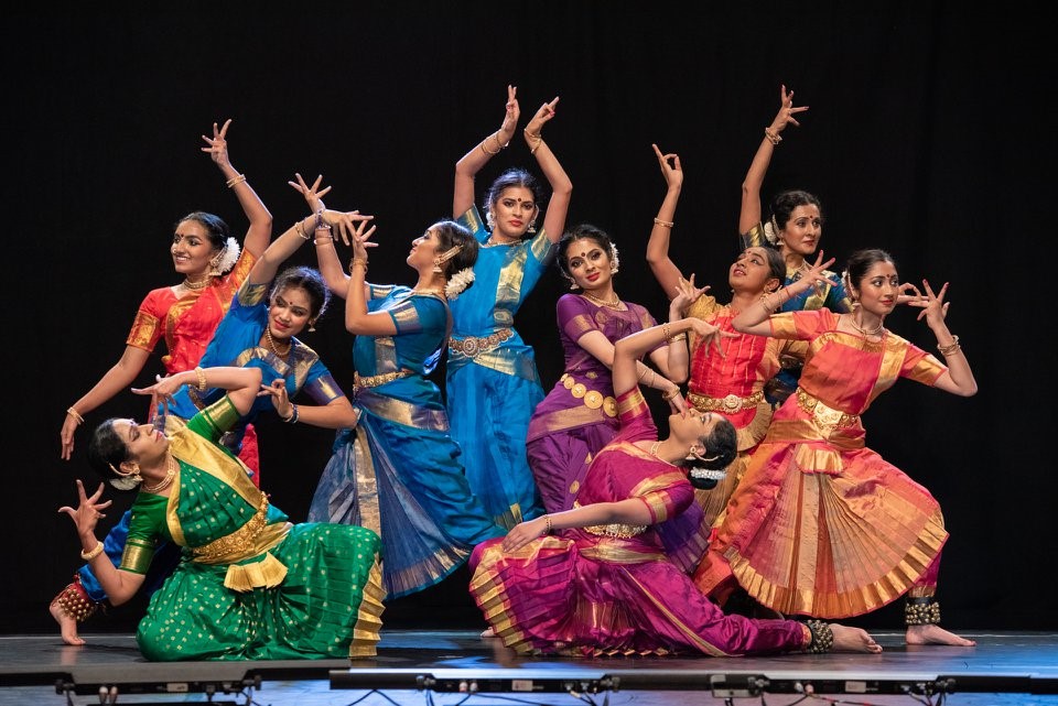 sampad_arts's tweet photo. It's Saturday so you know what that means... a new #AsianSpringOnScreen performance on https://t.co/gf6VD0Ln3F at 5pm!
Prepare to be dazzled by the incredible @ChitralekaDance, who are all set to blow you away with their beautiful Bharatanatyam dancing! https://t.co/jwsrs4F8Ic https://t.co/dDFxazgbCj