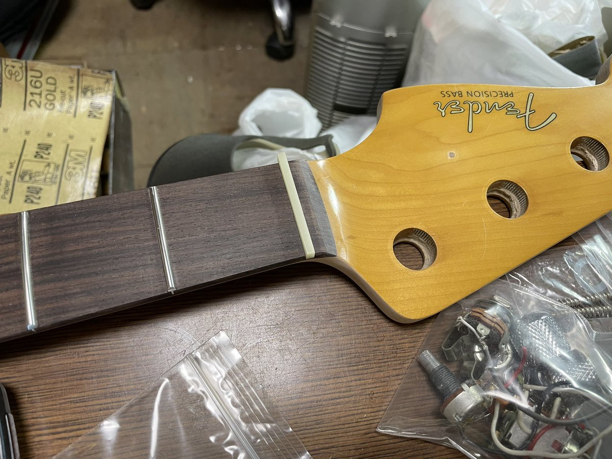 goro_murata's tweet photo. 先週から、更にネックを削り、フレットも取付して追い込みました!
預けていた藤色のプレベも帰宅できて良かったです♪
もうちょい。
#leftybass #fender #pbass #precisionbass #bass #bassist #fenderjapan #fenderjapanvintage #arttech #custom #rebuild #white #olympicwhite #fenderlefty https://t.co/hSLJqhzEgv