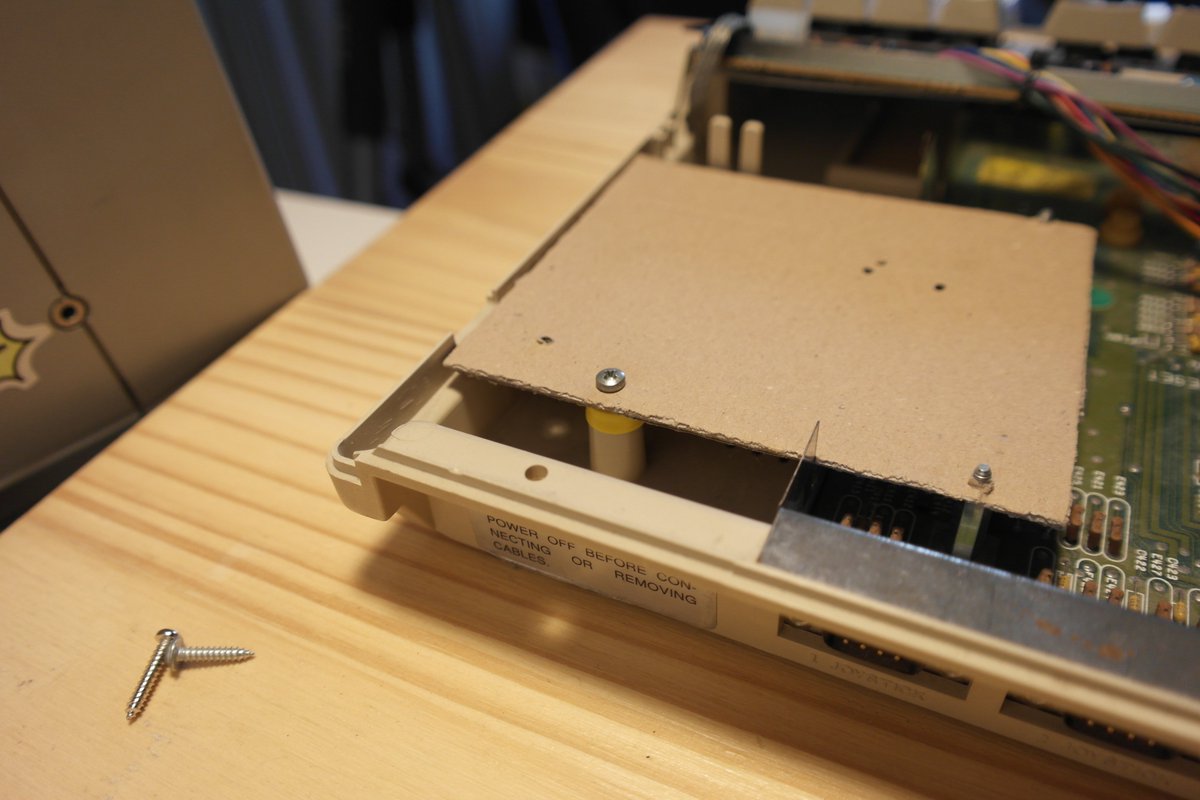 jfdelnero's tweet photo. And here is the HxC Gotek (OSD) cardboard installation ! The Amiga case still intact π
#hxc2001 #floppyemulator #amiga https://t.co/bMuHeeh211