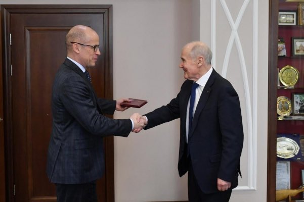 Александр Бречалов поздравил с юбилеем генерального директора ИЭМЗ «Купол» Фанила Зиятдинова #МЭМЗ #Купол #АлмазАнтей #ИЭМЗКупол d-kvadrat.ru/novosti/11249