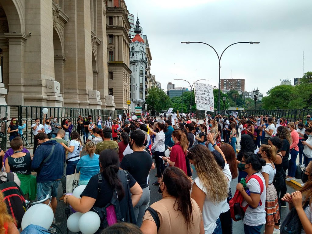 Hoy se registrará otra protesta pacífica en Denuncia al Violador que quedó en libertad. Para más información sobre la noticia; https://t.co/4Q3QcfQzxC #GarzonViolador https://t.co/an9PGhubAl