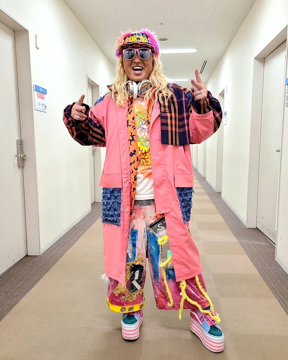 DJKOO_official's tweet photo. 番組の収録DO DANCE！！
最近感覚が麻痺して私服と衣装の区別がつかなくなってるけどコレは衣装です！！
スタイリストさんと着るか着られるかの勝負ですw！！勢い、派手、インパクト！！
アゲアゲだゼー！！

 #コーディネートはKOOディネート 
 #codonademoda #japunksnotdead 
 #DJKOO https://t.co/8s7o9mGhKJ