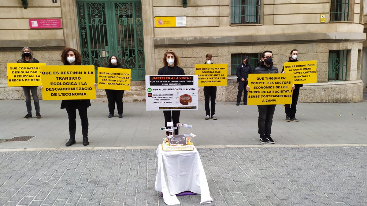 AlianzaMallorca's tweet photo. @AlianzaMallorca davant Delegació de Govern hem denunciat que els fons de recuperació es destinaran a les grans empreses i els sectors industrials responsables de la greu crisi climàtica, ecològica, social, econòmica i sanitària que actualment patim. https://t.co/uIZthNmFr3