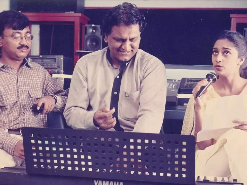 Saran, who noticed Shalini humming songs during the shot breaks, convinced her to attempt the song in her own voice. Vairamuthu reportedly altered a few lines after hearing about Shalini's involvement #Valimai  #ThalaAjith