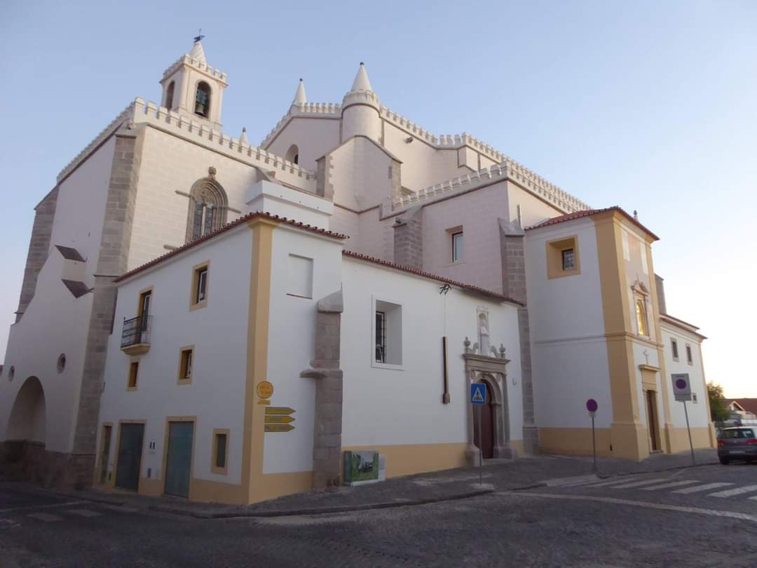 skymanuelima's tweet photo. Évora é uma verdadeira cidade-museu, considerada Património Mundial pela Unesco desde 1986. As suas muralhas guardam ruas e edifícios praticamente inalterados ao longo dos séculos. #Évora #Alentejo #visitPortugal #lgrejas #Loios #travelphotography #viagens #FotógrafoAmador https://t.co/rPAZHlkQX3