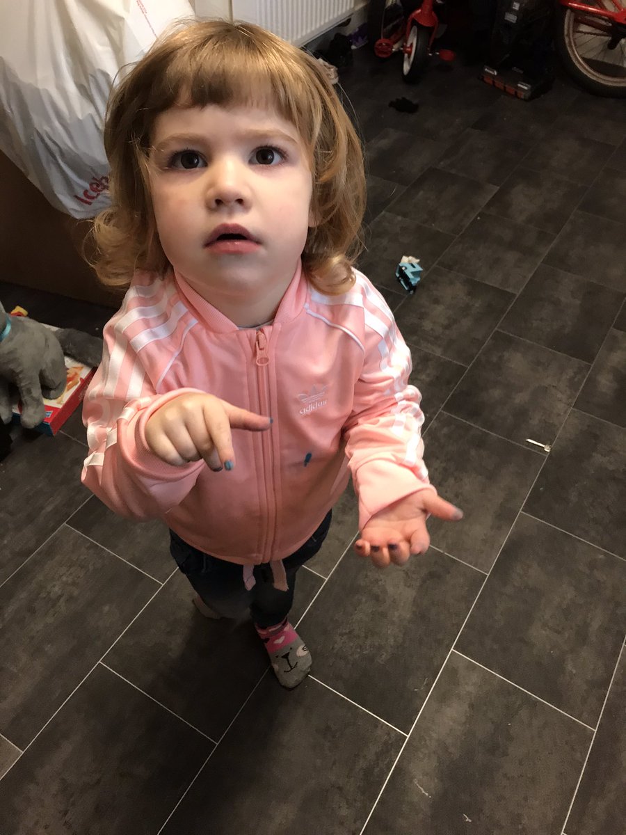 xthinkdifferent's tweet image. My daughter dressed herself today...😂😬🙈 @AdamSandler #blended