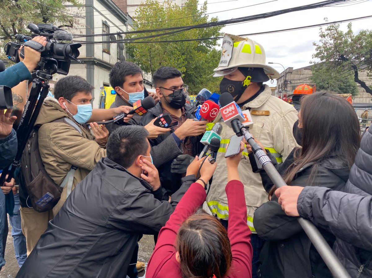 Cuerpo de Bomberos de Santiago's tweet - ""Se trabaja aún en la extinción  del fuego, se han evacuado enfermos", dijo el Comandante CBS, Gabriel Huerta,  a los medios en #Incendio de Hospital