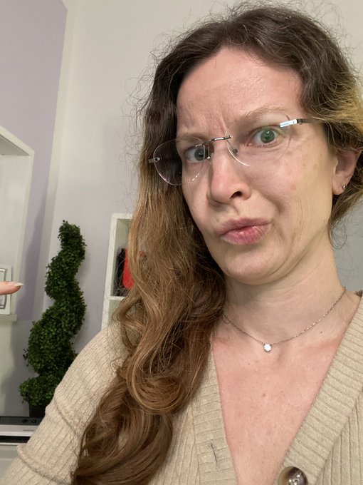 Einer kommt in meine Cam und fragt nicht wie es mir geht sondern ob das links neben mir eine Kaktee sei<a href="/tag/weihnachtsengel"class="tags"><span>#weihnachtsengel</span></a>