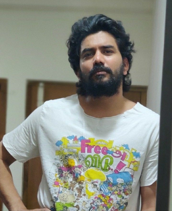 அவரு யோசிக்கிறது எப்பவுமே புதுசா இருக்கும். ஒரு விஷயத்தை புதுசா யோசிச்சி ஆனா அத புரியாத மாதிரி சொல்லுவாரு...2nd and 3rd Picture-க்கு ஒரு Meaning இருந்துச்சி அப்போ..  ஏதாவது சொல்லணும்னு நினைச்சா இப்படி Photo போட்டு Convey பண்ணிடுவாரு...