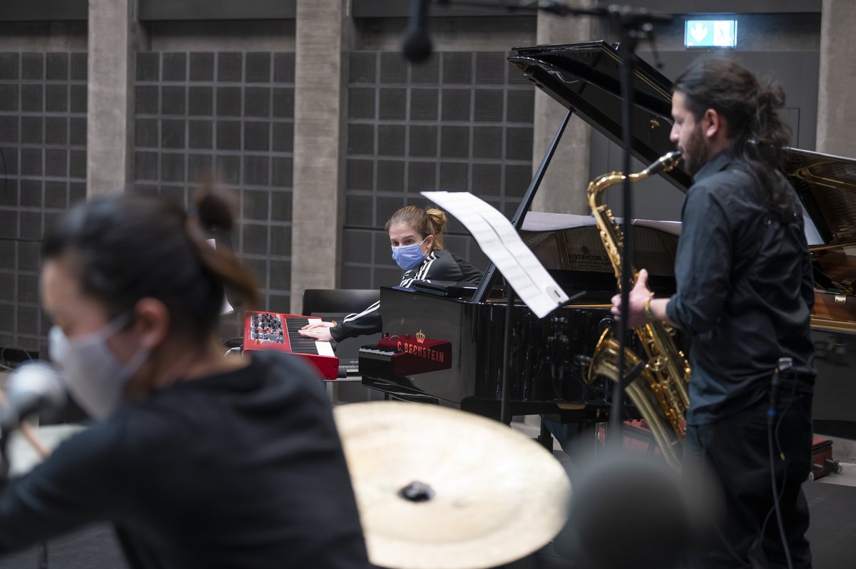 hslu's tweet image. An diesem Wochenende können Sie gemütlich von zu Hause aus unser Online-Musikfestival #Szenenwechsel verfolgen. Informationen zum Programm und den Link zum Gratis-Stream finden Sie unter hslu.ch/szenenwechsel #hslu #hslumusik