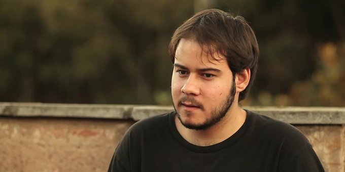 Ante la notificación de la Audiencia Nacional para el ingreso en prisión del rapero <a href="/PabloHasel/">Pablo Hasel</a>, Amnsitía Internacional recuerda que nadie debería ser condenado penalmente por tuitear o cantar algo desagradable o escandaloso. 🔻Abrimos HILO. #PabloHasel