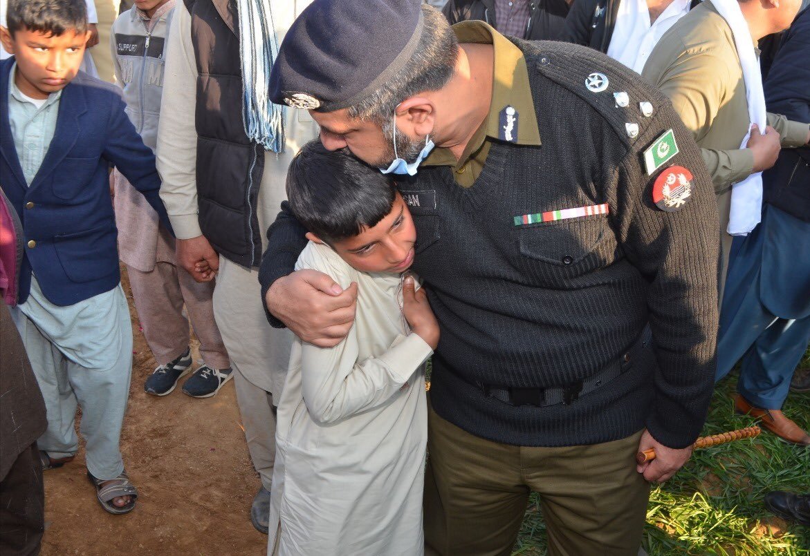 SardarNisar1's tweet photo. ہو میرا کام غریبوں کی حمایت کرنا
دردمندوں سے ضعیفوں سے محبت کرنا
سی پی او راولپنڈی محمد احسن یونس اس شعر کا عملی نمونہ ہیں
اللہ تبارک و تعالیٰ انہیں لمبی زندگی، صحت و تندرستی اور بلند مرتبہ عطا فرمائے. آمین
#AhsanYounas
@ahsanpsp @RwpPolice https://t.co/CXMzzcrXd5