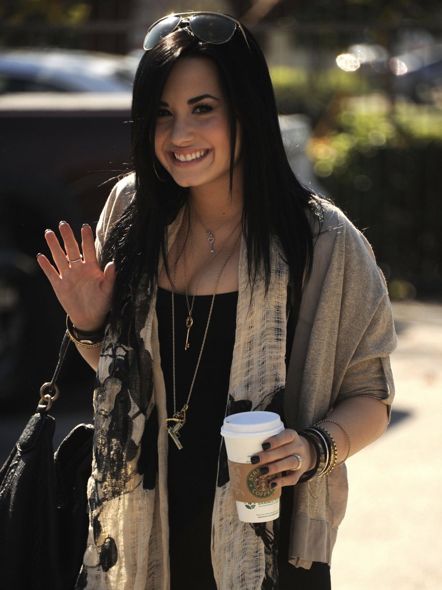 agatamaliklol's tweet photo. I'm so proud of you @ddlovato! I’m forever  forever by your side, no matter what happens. I love you so much ❤️
#HappyLovaticDay
#HappyLovaticsDay https://t.co/Hoit8ImeAy