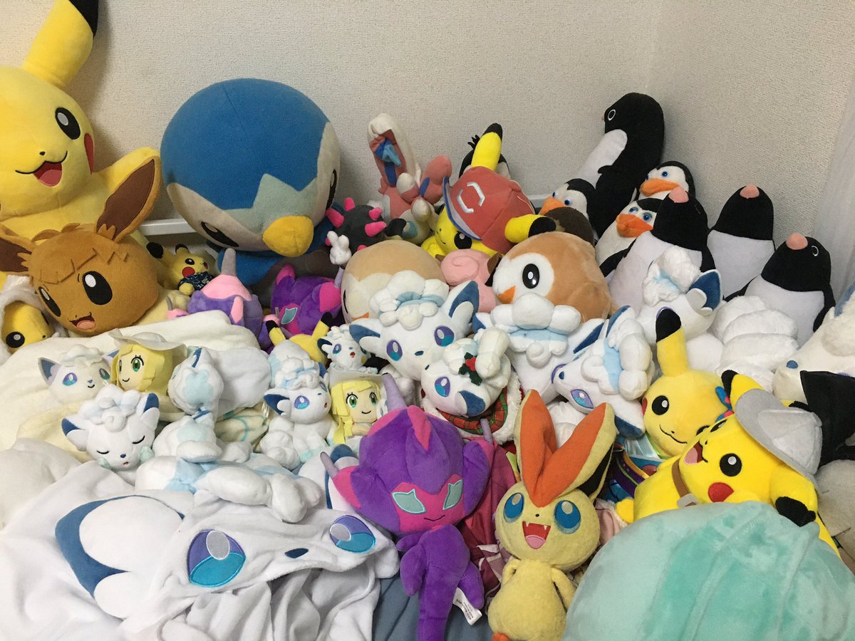 ルーン こんな部屋でも引かないよって人rt ベッドの上には 主に 大量のポケモンのぬいぐるみがありだいぶ寝づらい状態に 机の上はお気に入りのポケカを並べたりポケモンのフィギュアを飾ったり ベッド上の壁にはリーリエやアローラロコンの可愛らしい ルーン こんな部屋でも引かないよって人rt ベッドの上には 主に 大量のポケモンのぬいぐるみがありだいぶ寝づらい状態に 机の上はお気に入りのポケカを並べたりポケモンのフィギュアを飾ったり ベッド上の壁にはリーリエやアローラロコンの可愛らしい