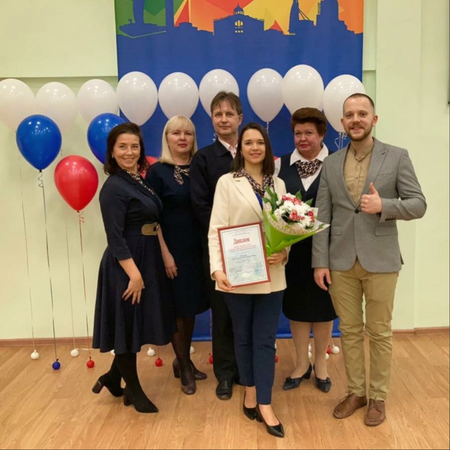 Педагог химии Орлова Анастасия Владимировна вошла в число финалистов-призёров окружного этапа конкурса профессионального мастерства "Учитель года Самарской области - 2021" и награждена соответствующим дипломом.
Поздравляем и гордимся успехами нашего учителя!!!👏💐