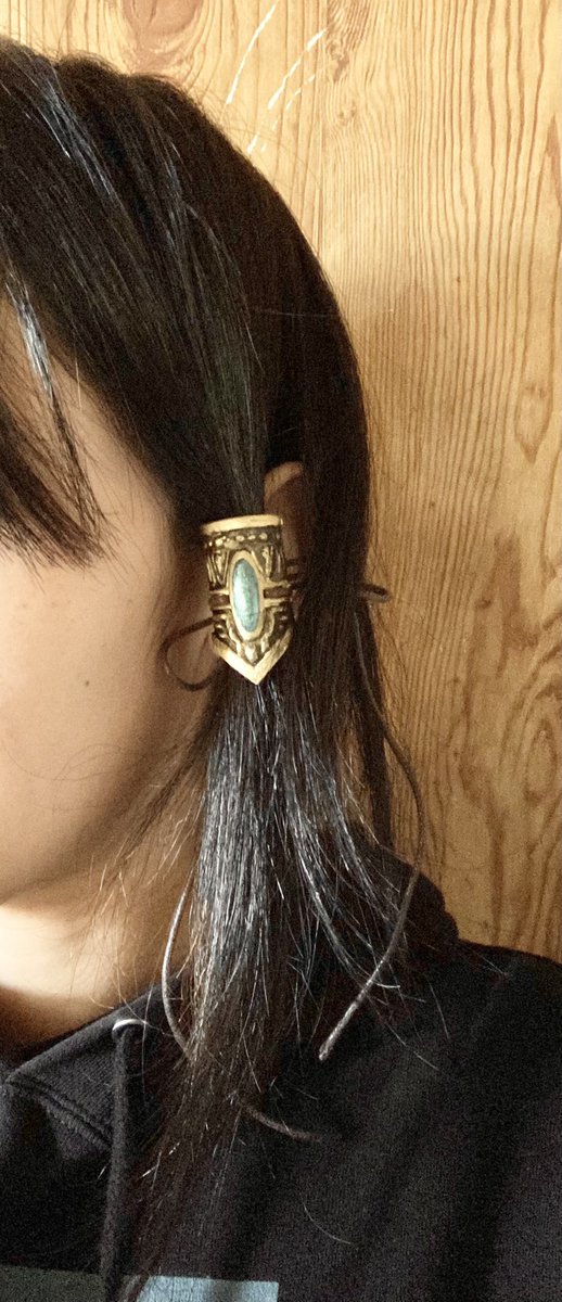 イササ 日夜9時から通販予定 フリートの方に載せてたファンタジーものでよく出てくる髪の毛留める筒状のアクセとりあえず一旦終わり とりあえず仮構造で2つに分けた筒で挟み込んで紐で止める構造 もう少し弄ればもっと簡単に止めれるけど綺麗に止める