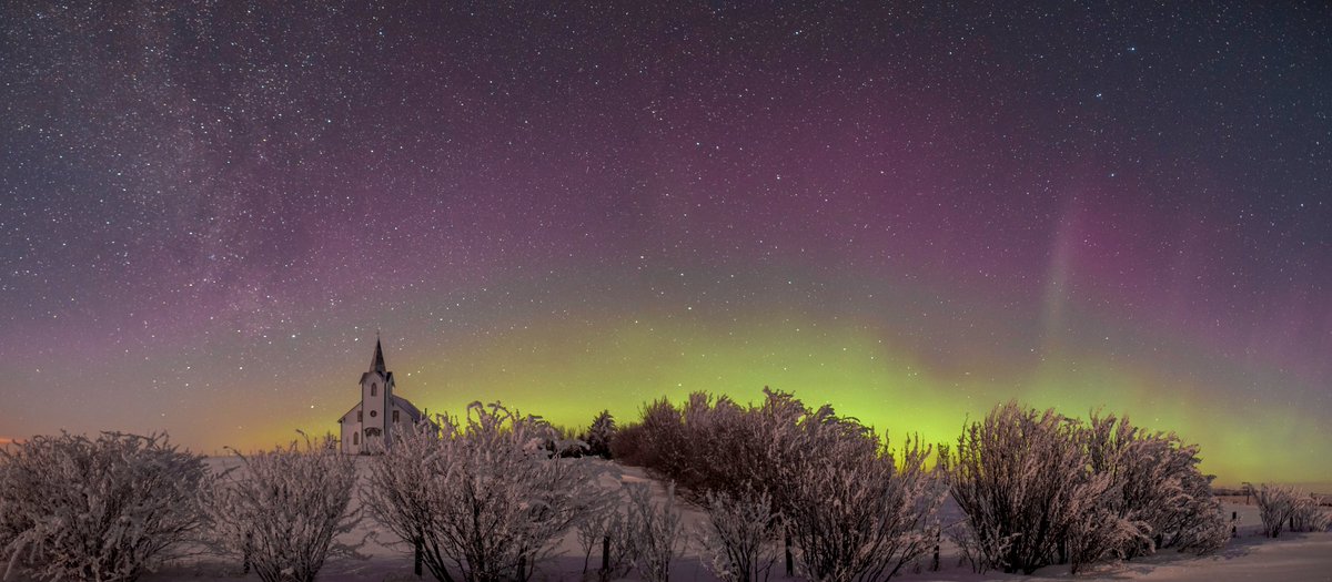 isthestorm's tweet photo. Winter in the Saskatchewan Prairies - January 30th, 2020 at 10:42pm CST #northernlights #church #prairies #aurora #Saskatchewan #reginaphotographer https://t.co/rlMvIHwo0X