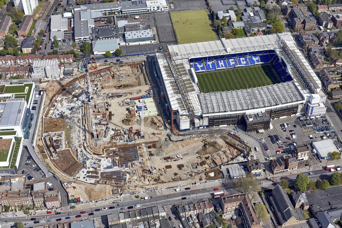 White Hart Lane, implanté au cœur de l’arrondissement d’Haringey, a connu des moments historiques qui ont fait sa légende. Toutefois, dans la volonté de développer le club la direction annonce 1 projet de construction d’1 nouveau stade en lieu et place de l’ancien en février 2016