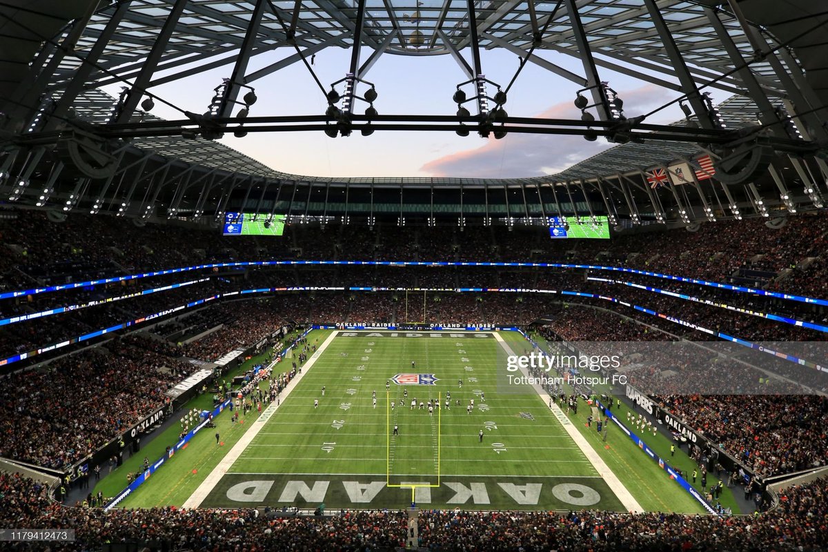 Le stade est aussi utilisé comme moyen de globalisation pour le club, qui par la pelouse amovible peut accueillir des rencontres de NFL, des concerts ou attirer une clientèle étrangère fortunée grâce aux infrastructures (1 restaurant étoilé, 1 hôtel,...)