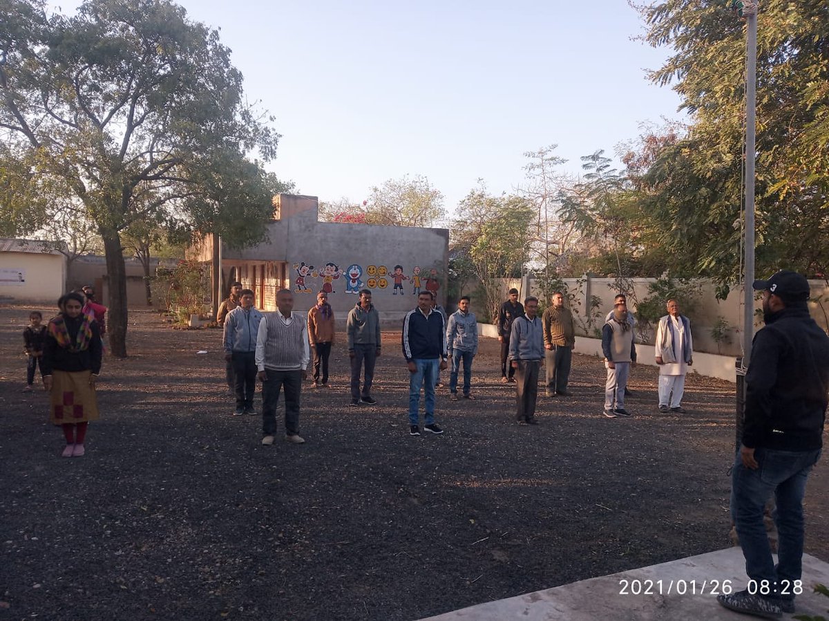 13Chotila's tweet photo. 26 જાન્યુઆરી ધ્વજ વંદન આણંદપુર પે સ્કૂલ https://t.co/yNt5iwTtfo