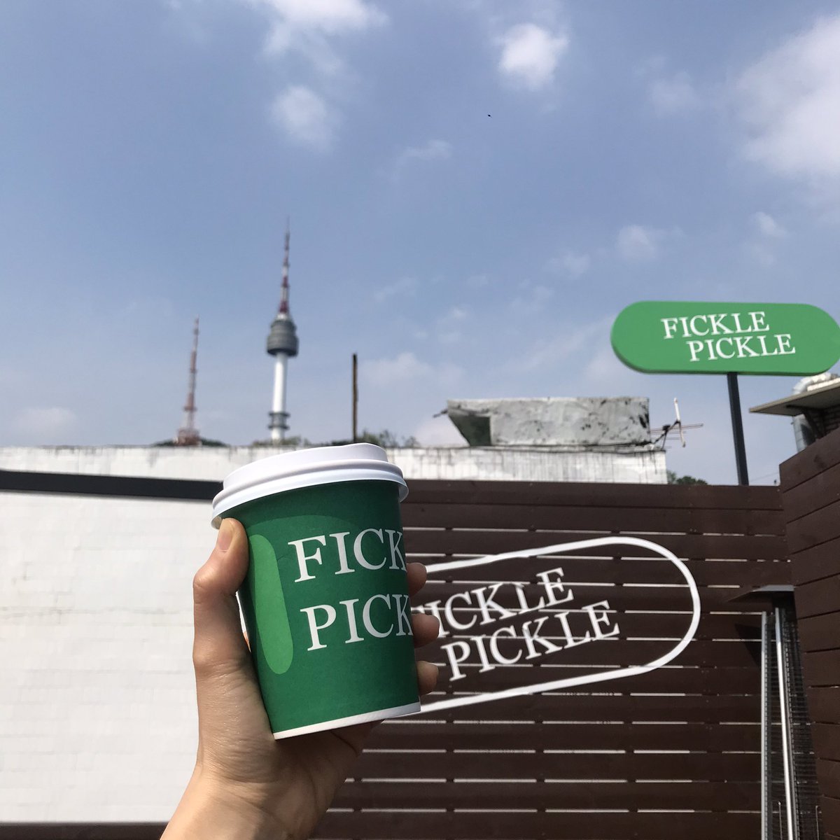 ff_chillout's tweet photo. คาเฟ่ที่Croffle🥐+🧇+☕️+🥤อร่อยมาก อีกคาเฟ่นึงที่ไปแล้วต้องอยากไปอีก มุมถ่ายรูปดีงาม บรรยากาศดี ชิคๆเกร๋ๆ
📍#FicklePickle #피클피클 #อีแทวอน #이태원 #รีวิวเกาหลี #คาเฟ่เกาหลี https://t.co/fHYYGAojz7