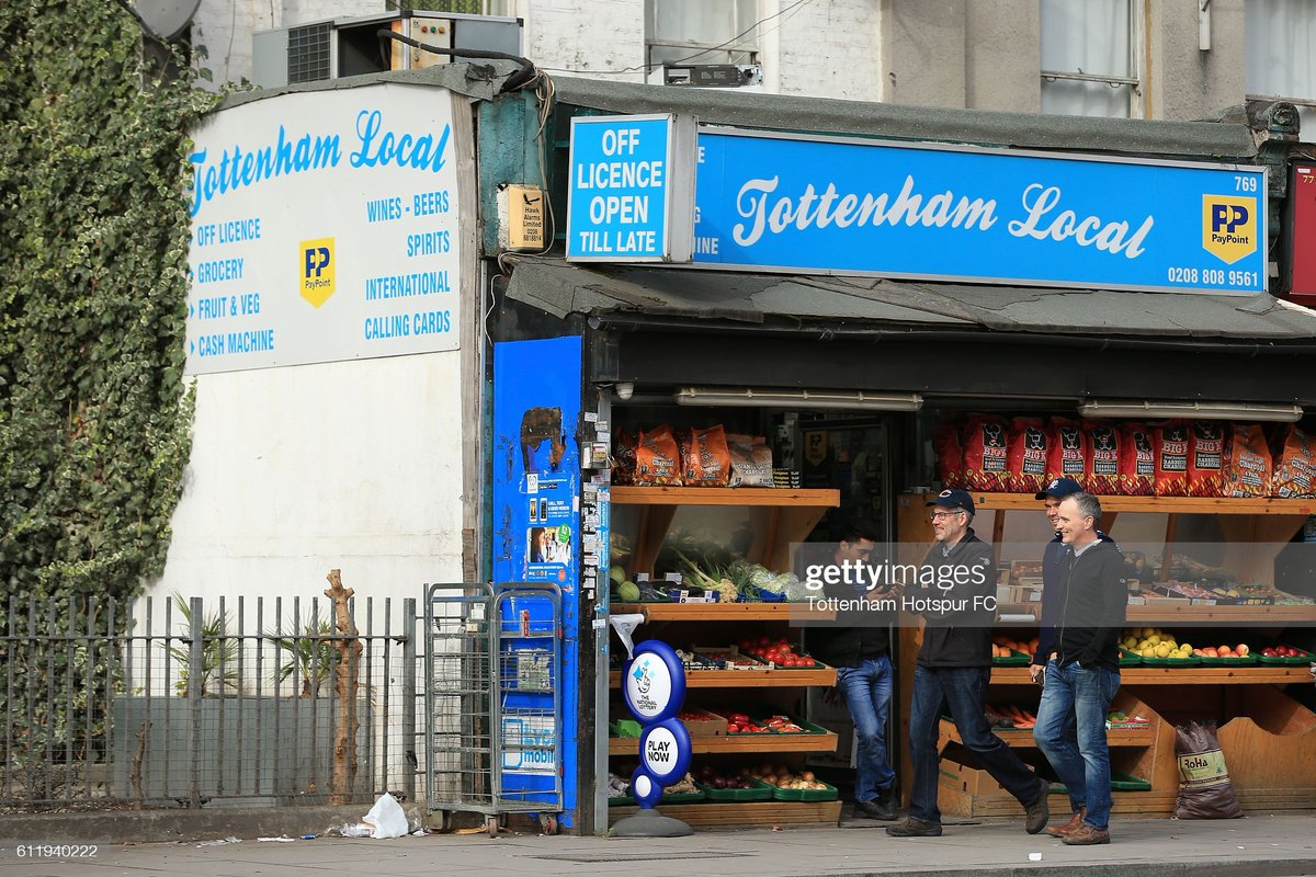 L’arrivée de nouveaux commerces autour du stade dessert les commerces locaux, majoritairement tenus par des personnes de communautés minoritaires et renforce leur situation défavorisée par une perte de revenus ou des coûts de production trop élevés pour rester dans le quartier.