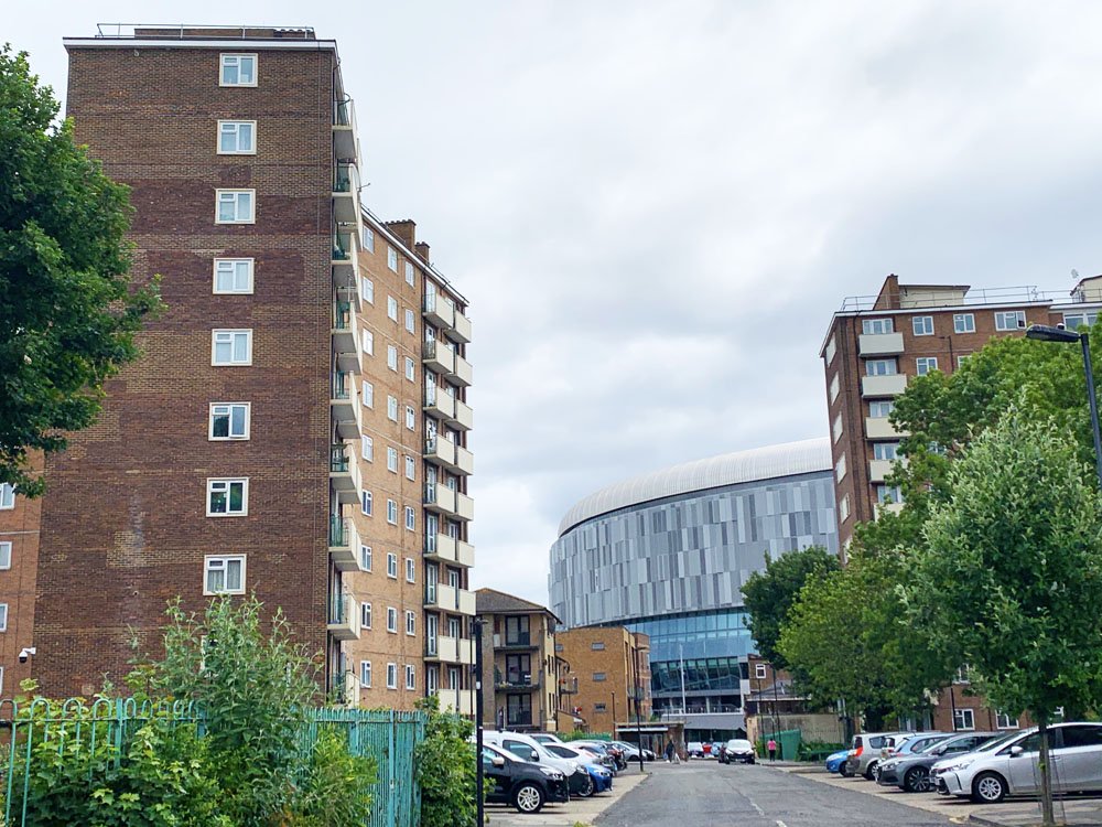 Par ailleurs, de nombreux habitants vivent dans l’incertitude, comme ceux de Love Lane, dont les habitations doivent l’être ou sont détruites au profit du chantier du nouveau stade. D’autres ne peuvent assumer les nouveaux coûts du logement et de la vie provoqués par le projet.
