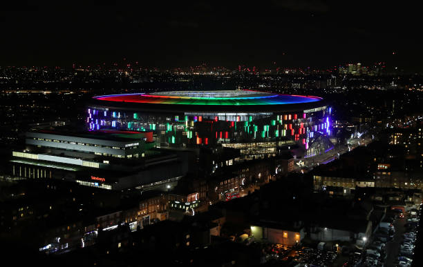 Le Tottenham Hotspur Stadium cristallise finalement de nombreux enjeux, entre notamment 1 volonté de globalisation et d’emprunte locale, ou la volonté d’enrichissement et de modernité du club dans 1 quartier populaire dont 34% des habitants vivent dans la précarité.