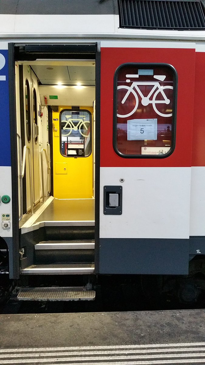 Probably the odd one out as this is the only European city in this thread   #Zurich  #Switzerland  #TGV  #Train  #Thephotohour  #Apple (13)