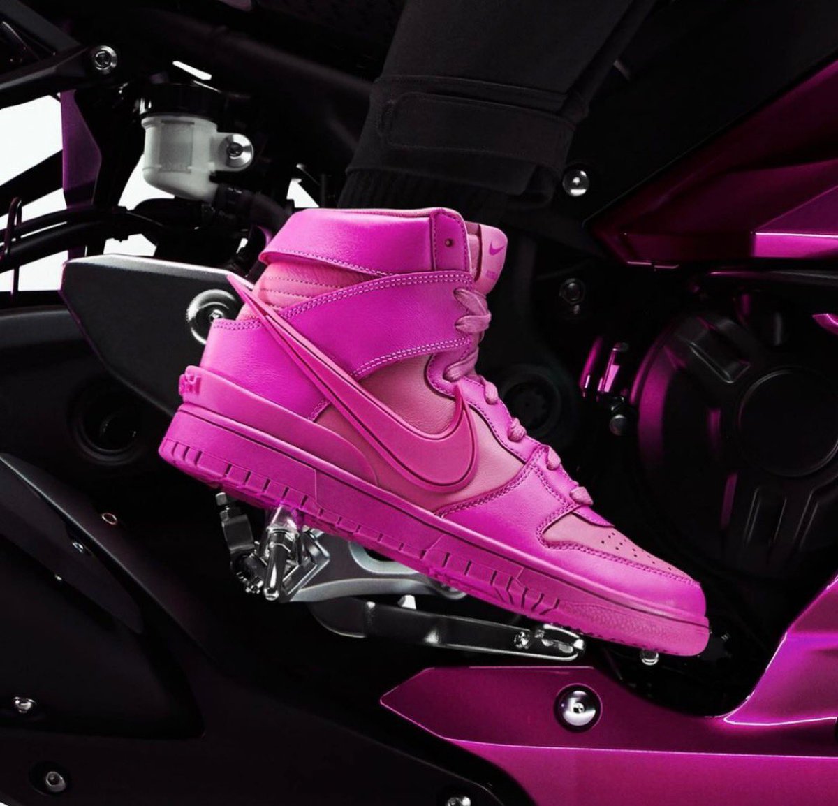 AMBUSH × Nike】Dunk High “Cosmic Fuchsia”［アンブッシュ ナイキ