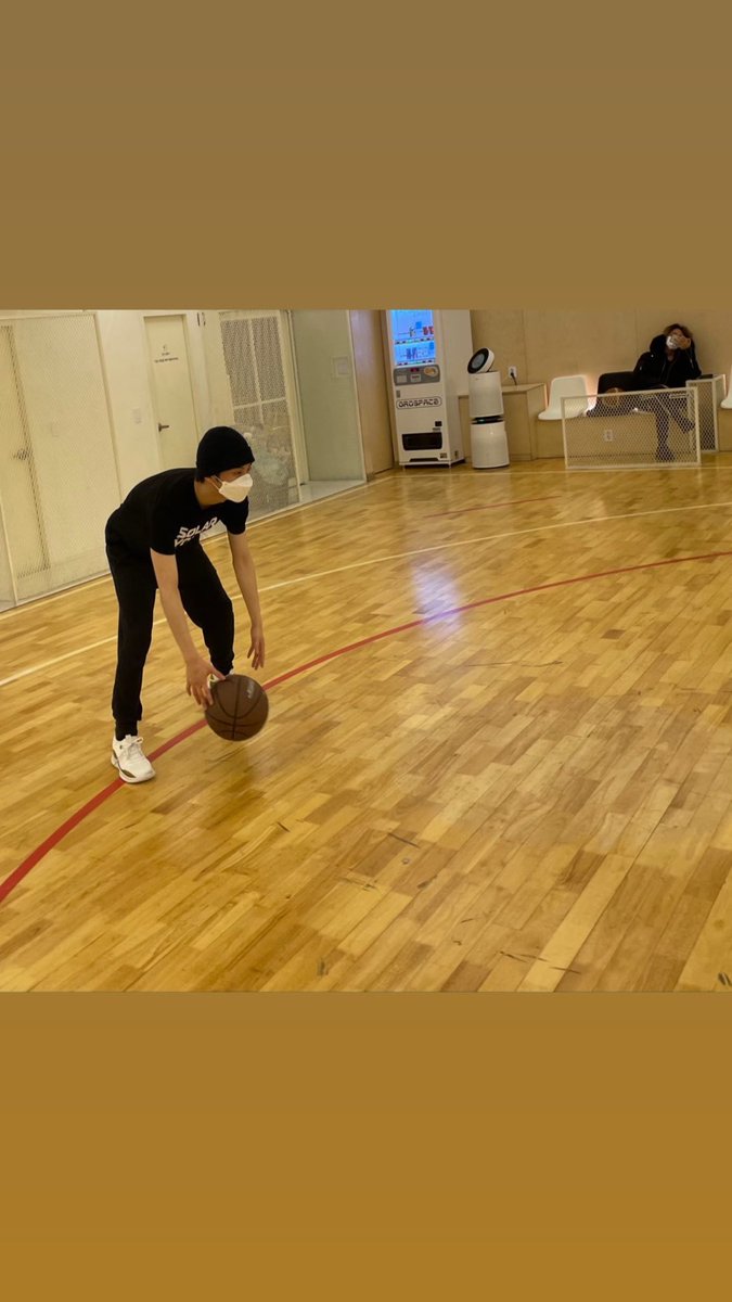 hourlymahae's tweet photo. #MARKSTAGRAM (stories)
basketball time with his bestie in behind! ㅋㅋㅋ https://t.co/7aXgoxkJa3