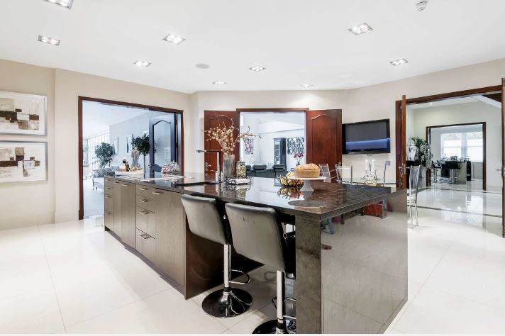 Statonsllp's tweet photo. **JUST SOLD**
‘'Bowood' is approached via electronically operated double gates and a high boundary wall. The accommodation extends to approximately 11,500 sq ft with an indoor swimming pool complex on a south facing one acre plot overlooking Hadley Wood Golf Course. https://t.co/l3vtbyEFeU