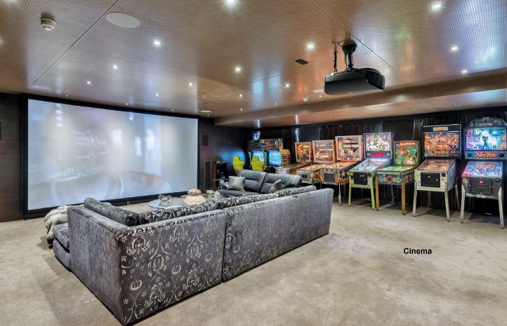 Statonsllp's tweet photo. **JUST SOLD**
‘'Bowood' is approached via electronically operated double gates and a high boundary wall. The accommodation extends to approximately 11,500 sq ft with an indoor swimming pool complex on a south facing one acre plot overlooking Hadley Wood Golf Course. https://t.co/l3vtbyEFeU