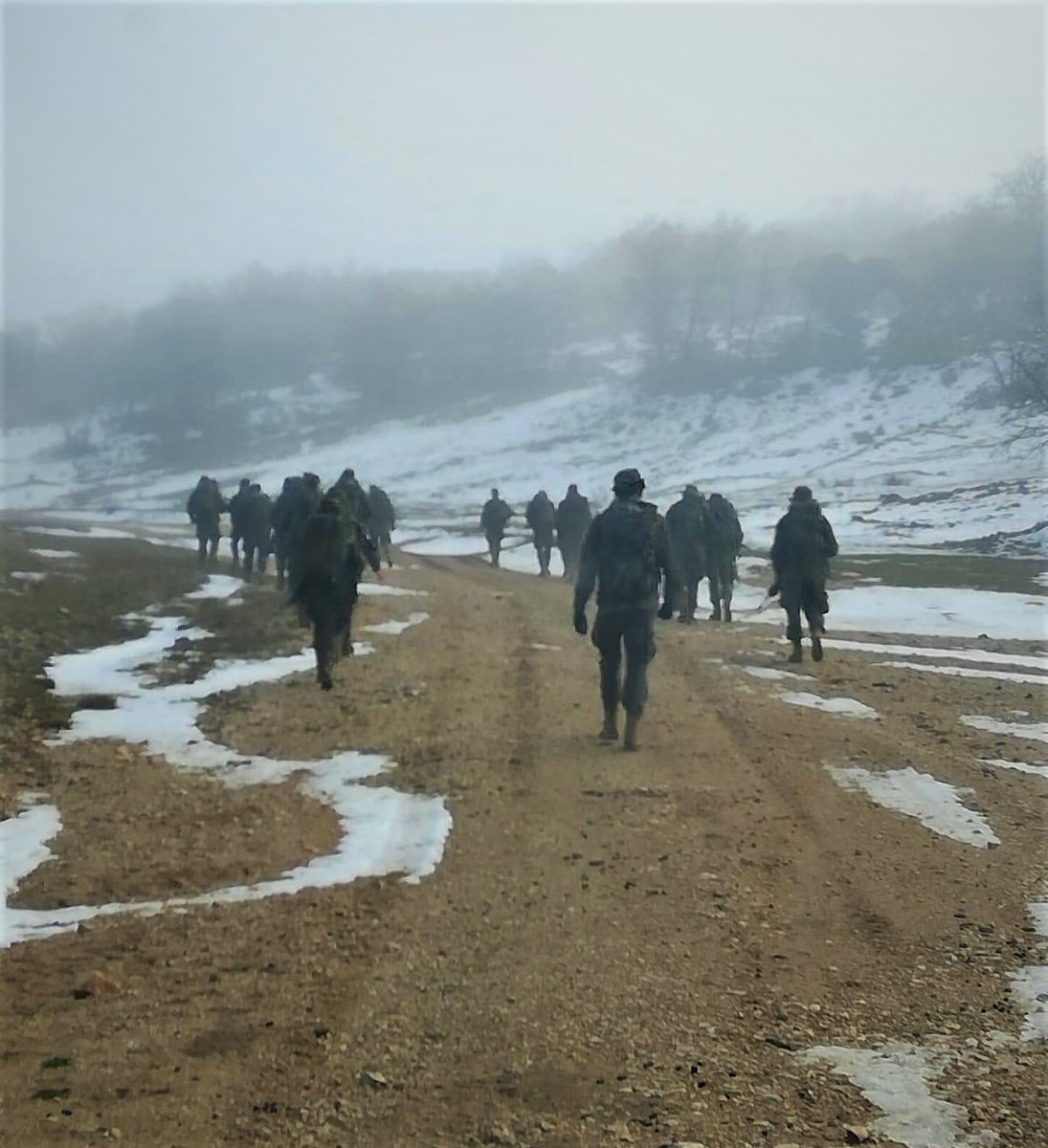 FUTER_ET's tweet photo. Los soldados recién incorporados al #RegimientoDeTransmisiones1 #RT1 @EjercitoTierra realizan la fase de instrucción complementaria del combatiente adaptándose al medio en #Burgos y #Huesca. Vincit qui se vincit. https://t.co/T18KJL4Qx4