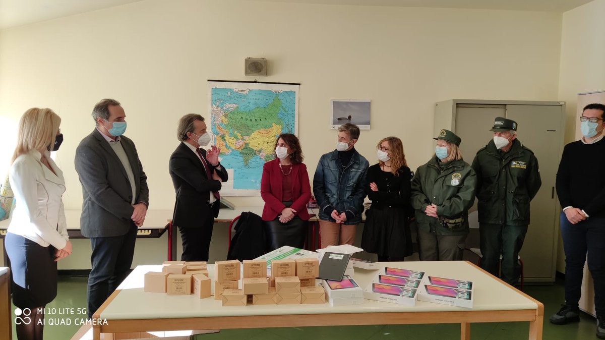 Educazione ambientale e pandemia: il Parco del Mincio a sostegno delle scuole dei Colli Morenici, consegnati 30 tablet e 50 webcam bit.ly/3qXoQS3 #Ambiente #COVID