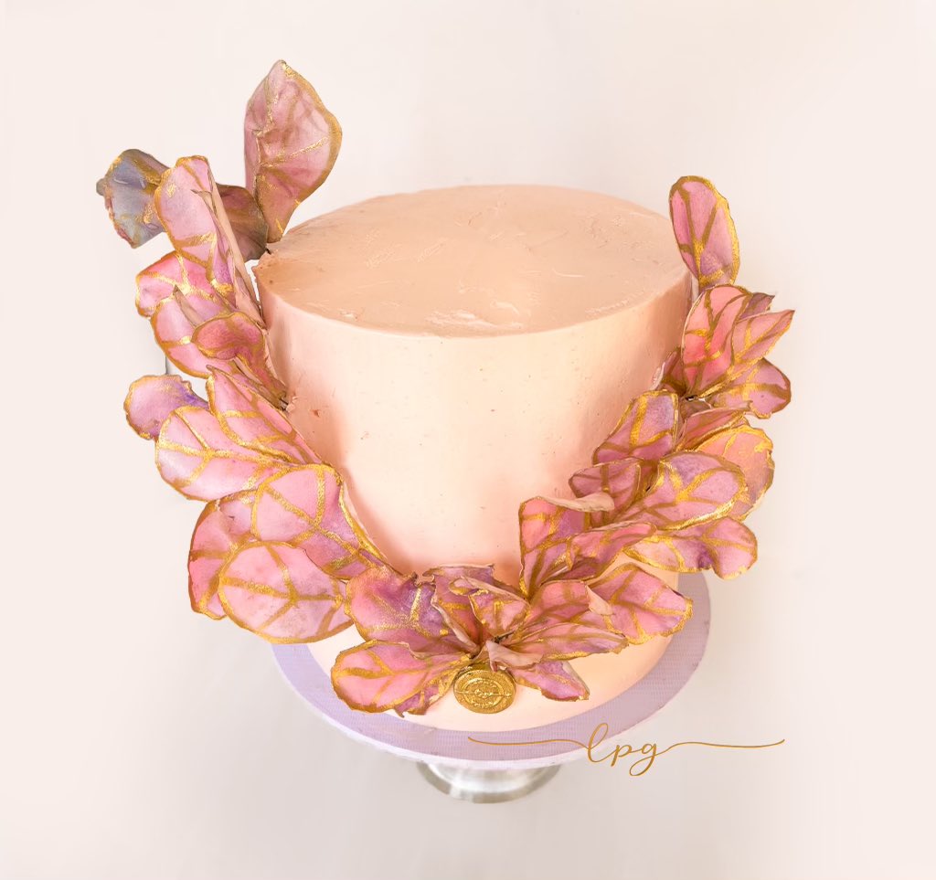 petitegateaung's tweet photo. A different rendition of our autumn leaves cake. It’s giving us Greek vibes. Shall we call it Grecian leaves? https://t.co/DFsYUXdJJI
