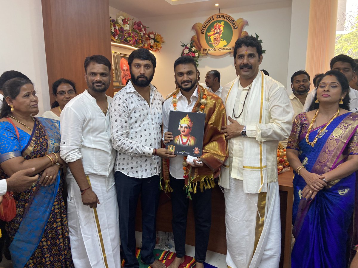 vishgowda25's tweet photo. ಇಂದು ಕರುನಾಡ ವಿಜಯ ಸೇನೆ ಕೇಂದ್ರ ಕಚೇರಿ ಉದ್ಘಾಟನೆ ಸಮಾರಂಭಕ್ಕೆ ಭಾಗಿಯಾಗಿದ್ದ ಸಂದರ್ಭ @INYParty https://t.co/RCGDkyuLXy