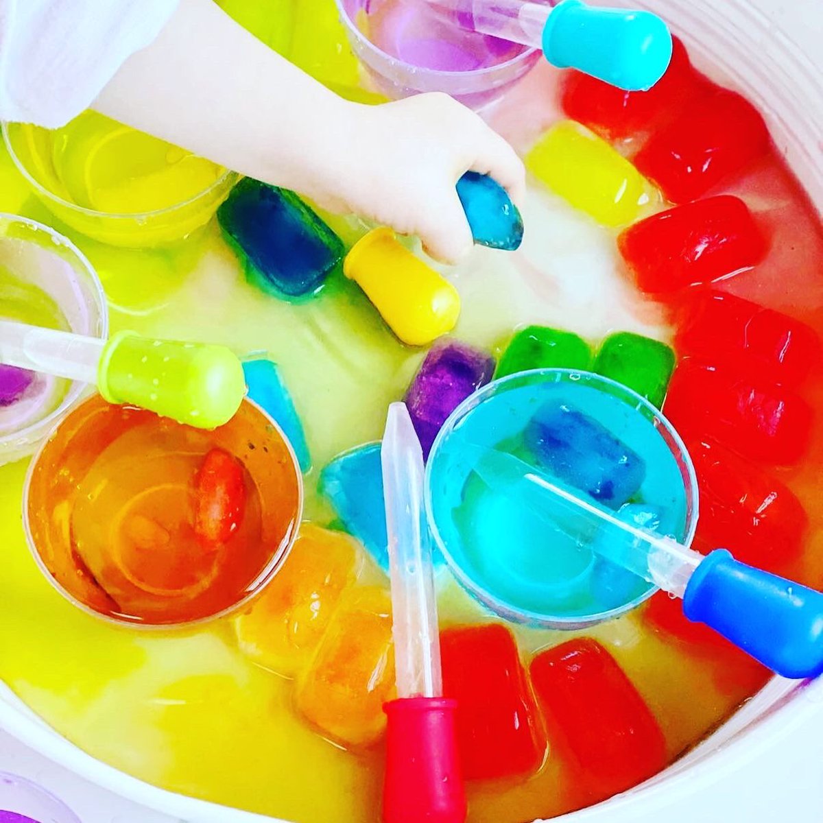 RaisoActive's tweet photo. Activity of the day-🧊 RAINBOW ICE 🧊
By- @bright_little_brains
#raisoactive #funlearnings
#kidsplaying #kidsplayideas #twoyearsold #kidsactivities #kidsactivitiesathome #kidsactivityideas #kidsactivitiesblog #toddleractivities #toddlerplaytime #mycolorfulplay #busytoddler https://t.co/XHYgynqSgQ