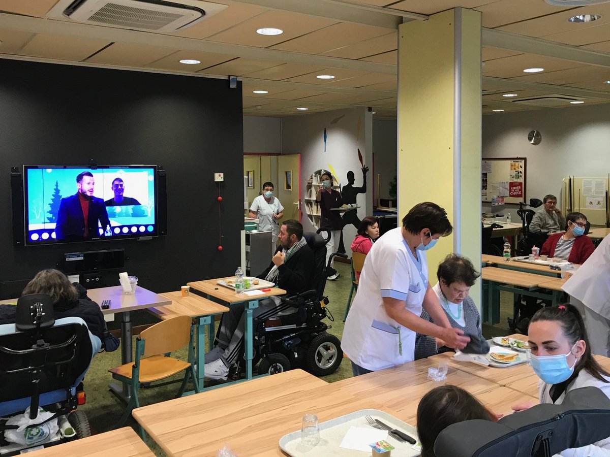 PFraux's tweet photo. Malgré les mesures de distanciations les professionnels et les usagers de l'accueil Temporaire TEMPHAU partagent un moment de convivialité le temps du midi. 
#prevention #jemeprotège #distanciation https://t.co/mbUnCjMpgu