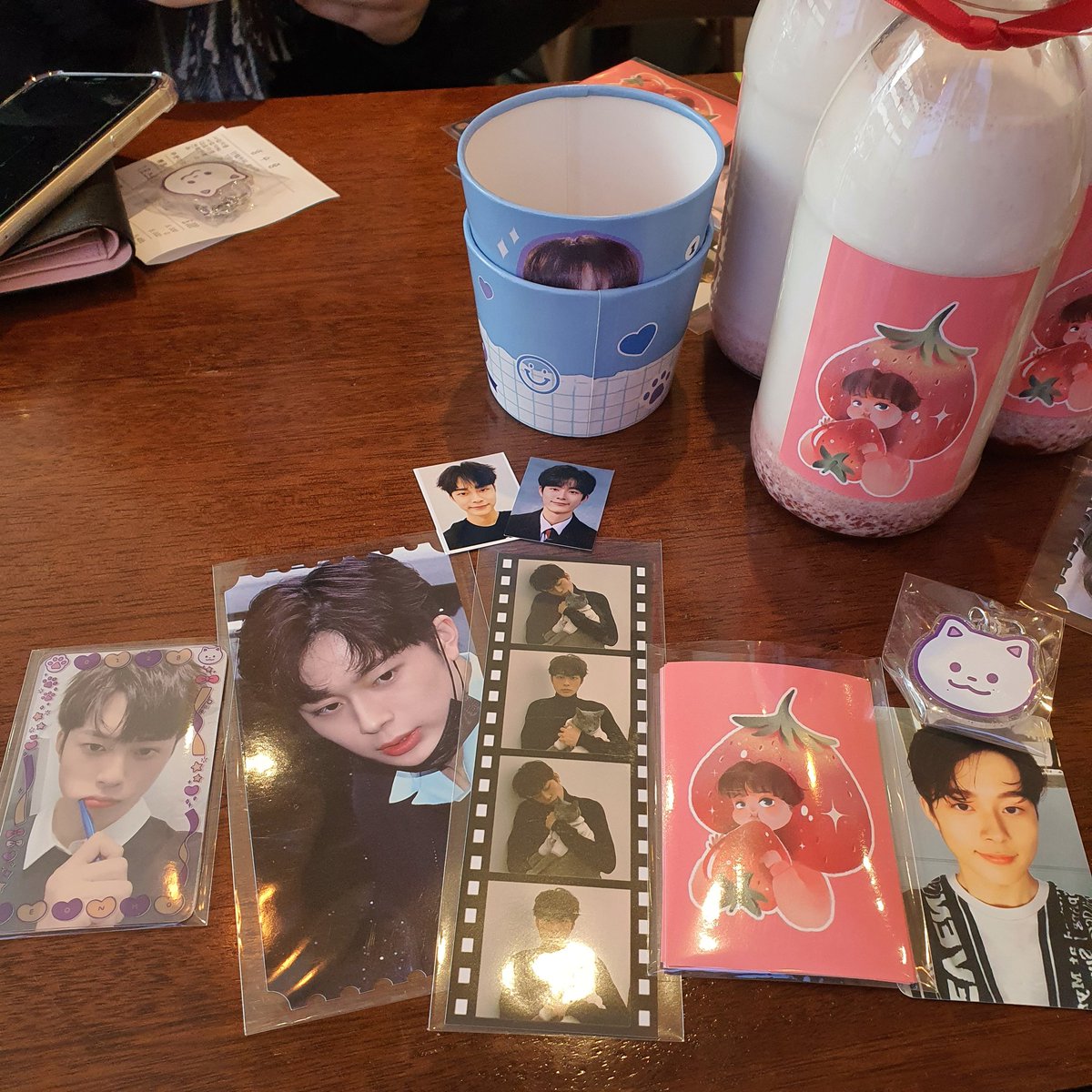 카페도 넘넘 이쁘고 선호 사진들도 넘 이뻤어요!!! 카페 준비해주셔서 감사합니다🥰🥰🥰  특전도 넘 이뻐요 💛💛
#Happy_Seonho_Twenty 
#스무살의_선호에게