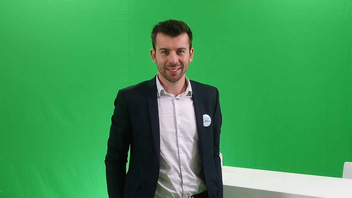 hautsdefrance's tweet photo. 🛑En direct du Salon #ProchOrientation !
C'est au tour de Thibaut Huvelle de présenter les métiers du #sport : "Petit, je rêvais de travailler sur le Tour de France et je me suis demandé quel métier je pouvais faire pour rencontrer mes idoles, le sport". #hautsdefrance https://t.co/RRJxiGNc64