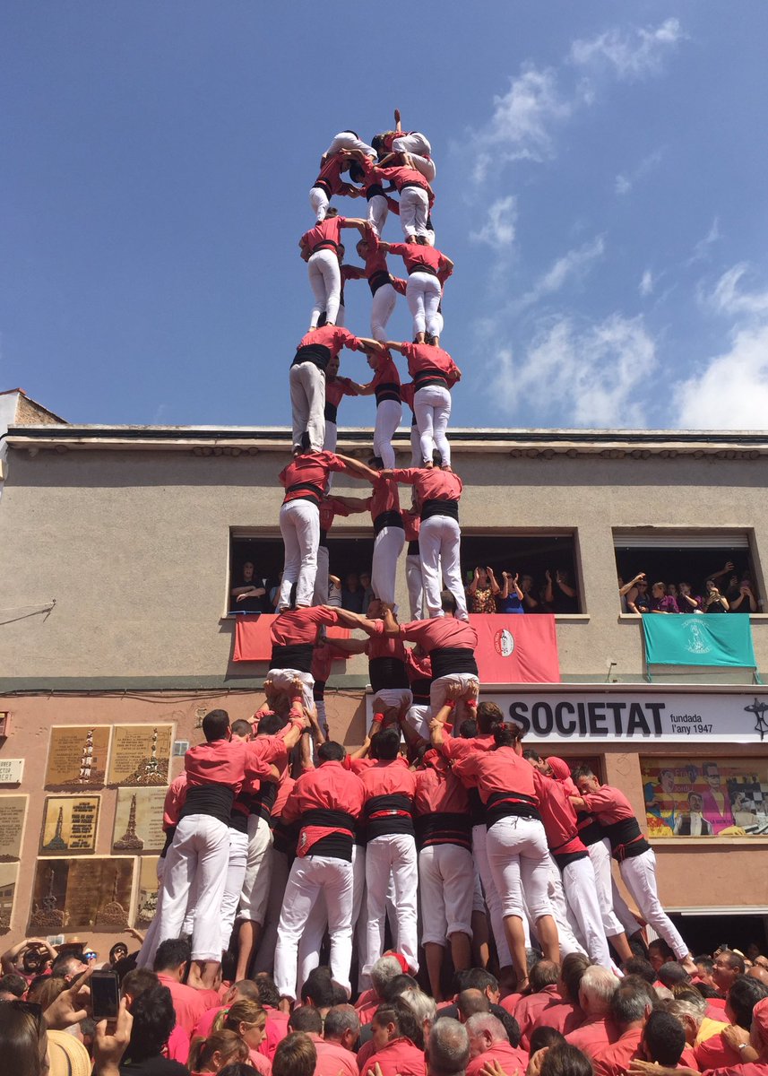 revistacastells's tweet photo. El 2017, la @collaVella es va guanyar la placa amb el primer 5de9f descarregat a la Bisbal del Penedès. La diada del 15 d’agost va ser plena de gamma extra.
▶️https://t.co/HzE9V05Q8W
#castellers #40de9 https://t.co/WBD4oRNShs
