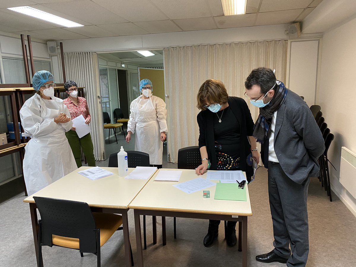 AcAmiens's tweet photo. Démarrage ce matin d’une campagne de #TestsAntigéniques organisée au rectorat de l’@acamiens à destination de ses personnels et de ceux de la Dsden 80. 
Se faire tester : un geste individuel en faveur du collectif ! Merci à tous. 
#FaitesVousTester #covid19 https://t.co/lHJxxzEUDf