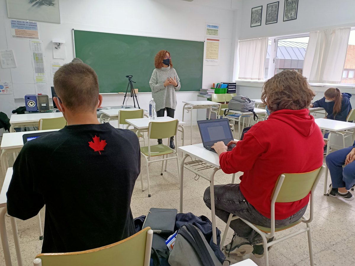 Colegio_CVE's tweet photo. Sesión práctica sobre ceguera y discapacidad visual para los alumnos participantes en “Made to Move Communities”. La  comprensión de los problemas de orientación y movilidad de este colectivo puede generar un gran proyecto de inclusión con @AscensoresOtis https://t.co/spZ6Q1jPER