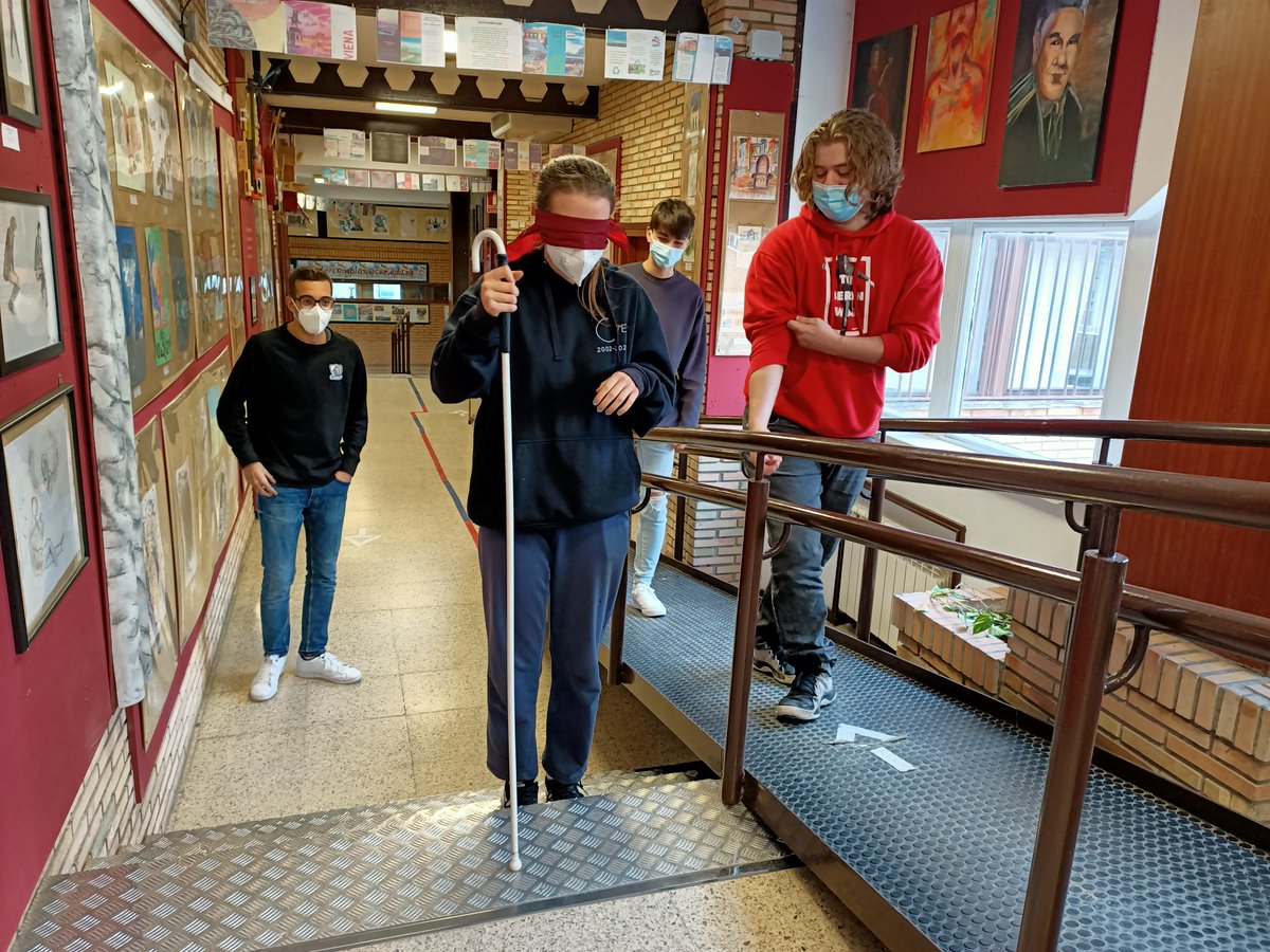 Colegio_CVE's tweet photo. Sesión práctica sobre ceguera y discapacidad visual para los alumnos participantes en “Made to Move Communities”. La  comprensión de los problemas de orientación y movilidad de este colectivo puede generar un gran proyecto de inclusión con @AscensoresOtis https://t.co/spZ6Q1jPER