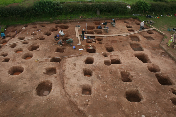 For more on the pits, altars, burials and nature of ritual deposition at  #Roman  #Maryport,  @CurrentArchaeo ran this excellent summary on fieldwork by  @ArchaeologyNCL back in 2014  https://www.archaeology.co.uk/articles/features/maryports-mystery-monuments.htmHappy  #RomanFortThursday everyone!