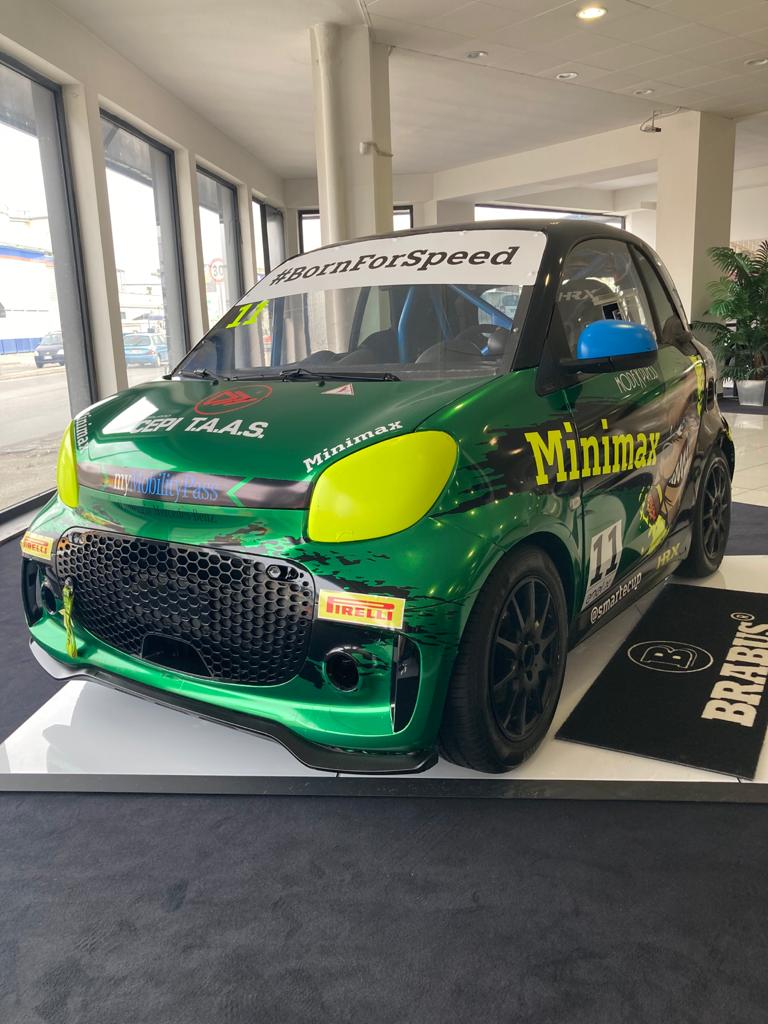 smartecup's tweet photo. ⚡ La più "scugnizza" tra le #smartecup fa bella mostra di se nel salone di #Minimax a #Napoli! 😎
Corri a vedere e toccare con mano la vettura che nel 2020 per ben tre volte è partita in pole con @AntCasillo!🏁
@smart_Italia @smart_worldwide @EnelXItalia @cepitass | @mxlinewear https://t.co/QtUELlFPcq