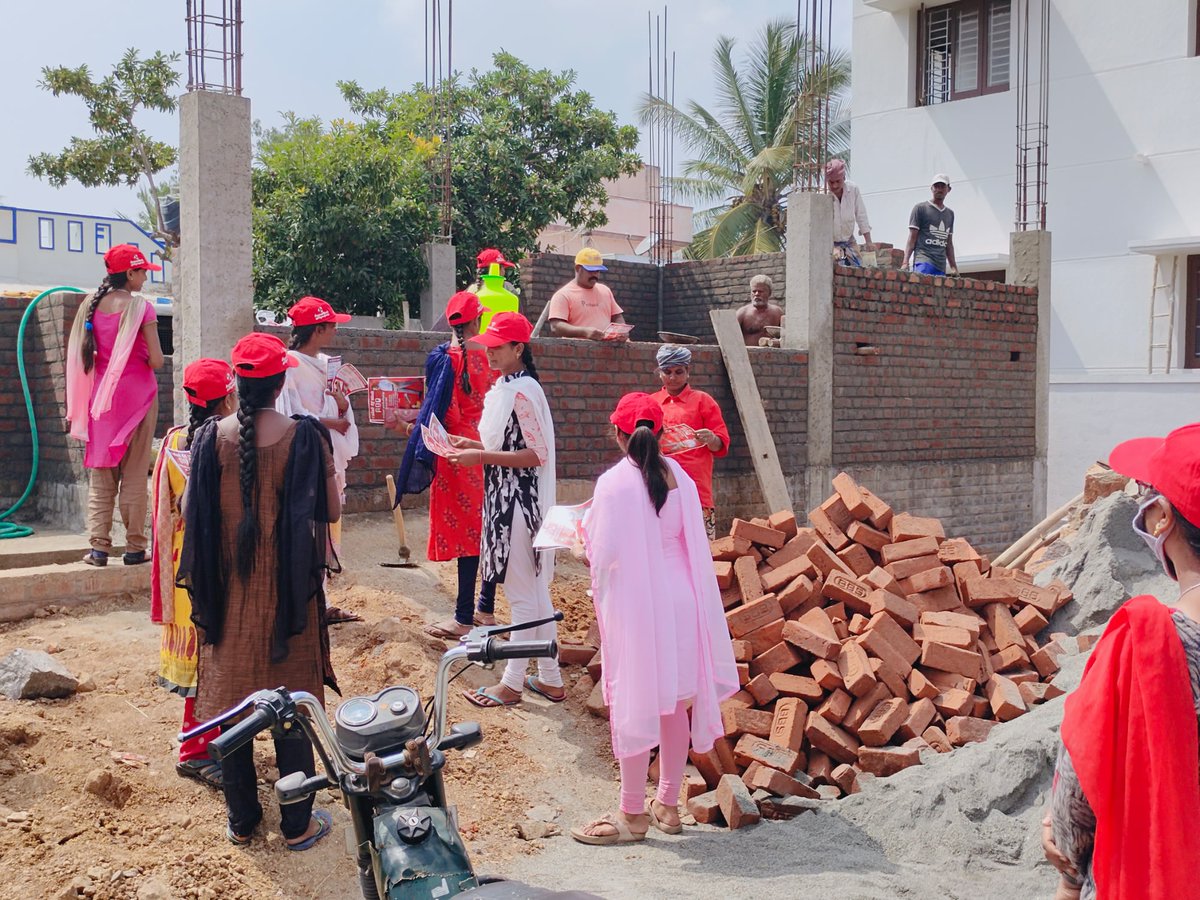 MaiamSalemDt's tweet photo. நம்மவர் 66 : நாள் -7

சேலம் மேற்கு மாவட்டம் மகளிர் அணி சார்பாக இன்று முதல் மக்கள் நீதி மய்யத்தின் தெருமுனை பிரசாரம் 'நம்மவர் 66' என்ற  தலைப்பில்  தொடர்ந்து 66 நாட்கள் பிரச்சாரத்தை  தொடங்கியுள்ளனர்.

பொதுமக்களிடையே மிக பெரிய எழுச்சியைக் காண புறப்பட்டுள்ளனர்! https://t.co/vAiNOBno0P