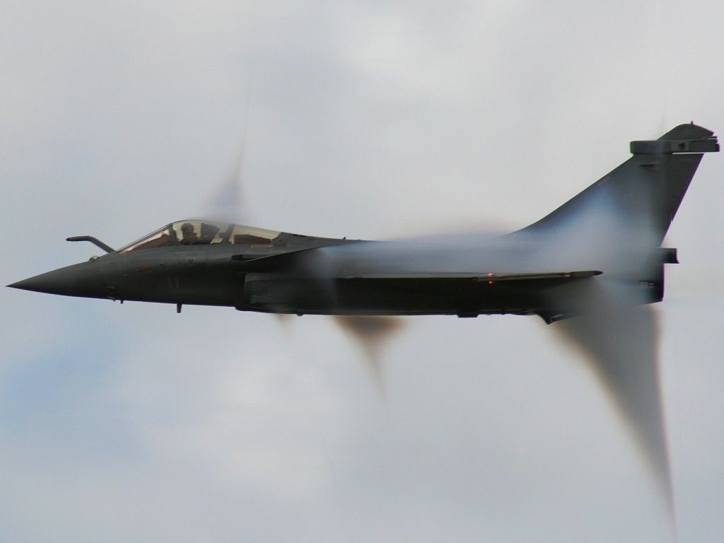 Dört füze ve bir drop tank ile Supercruise kabiliyeti, uçakta mühimmat yükü bulunmasına rağmen afterburner kullanmadan Rafale'in ses üstü hızlara çıkabilmesini sağlıyor. /4